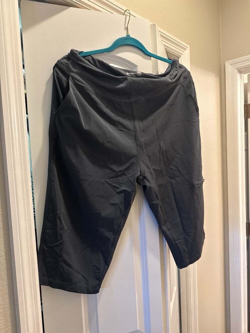 Emlovm Women's Black Quick Dry Hiking Capri Shorts with Zipper Pocket Size Large